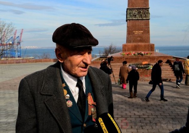 Массовые беспорядки в Одессе: бандеровцы избивают пенсионеров и ветеранов ВОВ Массовые беспорядки в Одессе: бандеровцы избивают пенсионеров и ветеранов ВОВ