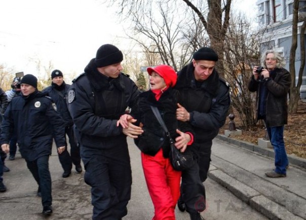 Массовые беспорядки в Одессе: бандеровцы избивают пенсионеров и ветеранов ВОВ Массовые беспорядки в Одессе: бандеровцы избивают пенсионеров и ветеранов ВОВ