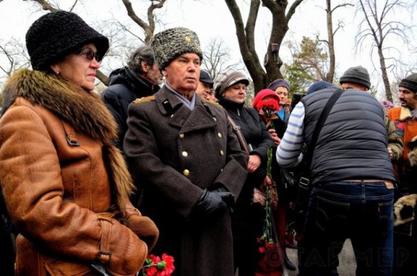 Массовые беспорядки в Одессе: бандеровцы избивают пенсионеров и ветеранов ВОВ Массовые беспорядки в Одессе: бандеровцы избивают пенсионеров и ветеранов ВОВ