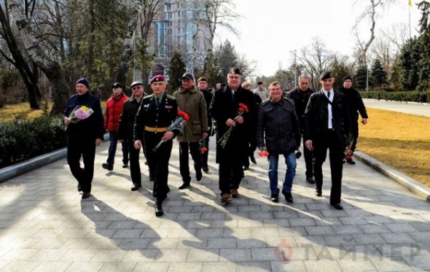 Массовые беспорядки в Одессе: бандеровцы избивают пенсионеров и ветеранов ВОВ Массовые беспорядки в Одессе: бандеровцы избивают пенсионеров и ветеранов ВОВ