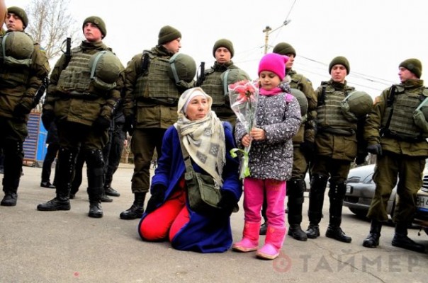 Массовые беспорядки в Одессе: бандеровцы избивают пенсионеров и ветеранов ВОВ Массовые беспорядки в Одессе: бандеровцы избивают пенсионеров и ветеранов ВОВ