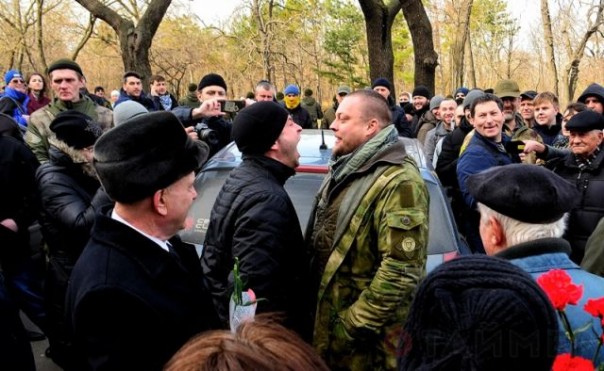 Массовые беспорядки в Одессе: бандеровцы избивают пенсионеров и ветеранов ВОВ Массовые беспорядки в Одессе: бандеровцы избивают пенсионеров и ветеранов ВОВ