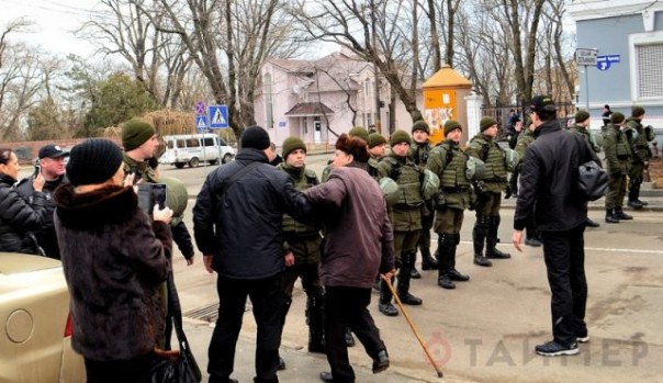Массовые беспорядки в Одессе: бандеровцы избивают пенсионеров и ветеранов ВОВ Массовые беспорядки в Одессе: бандеровцы избивают пенсионеров и ветеранов ВОВ