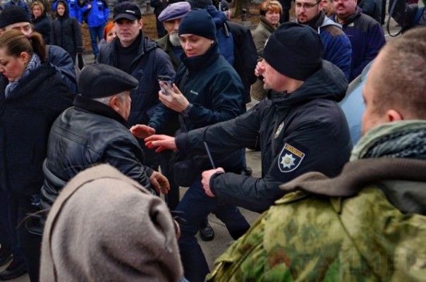 Массовые беспорядки в Одессе: бандеровцы избивают пенсионеров и ветеранов ВОВ Массовые беспорядки в Одессе: бандеровцы избивают пенсионеров и ветеранов ВОВ