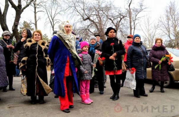 Массовые беспорядки в Одессе: бандеровцы избивают пенсионеров и ветеранов ВОВ Массовые беспорядки в Одессе: бандеровцы избивают пенсионеров и ветеранов ВОВ