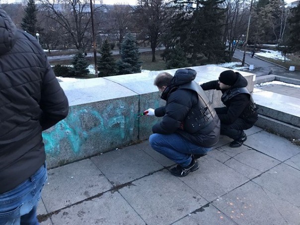 Болгары восстановили памятник Советской Армии в Софии и возложили к нему цветы