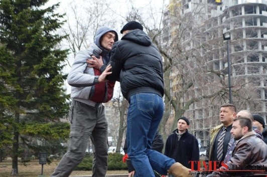 Украинский нацист, топтавшийся по цветам на памятнике героям Великой Отечественной, получил отпор в Николаеве Украинский нацист, топтавшийся по цветам на памятнике героям Великой Отечественной, получил отпор в Николаеве