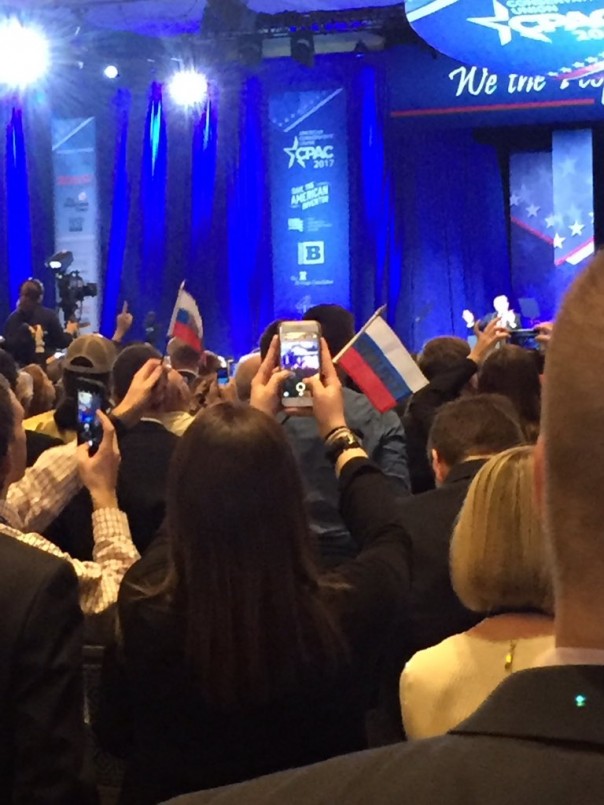 На конференции с участием Трампа сорвали провокацию с флагами России