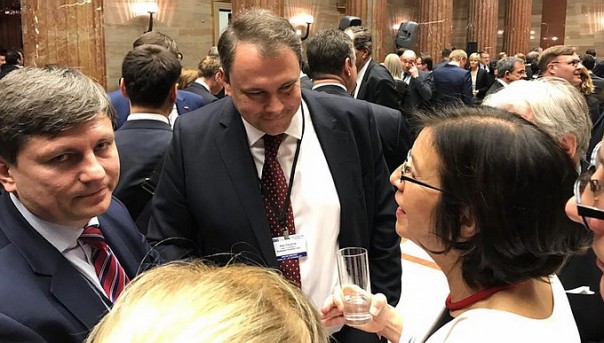 Скандал: Геращенко и представитель Порошенко пили шампанское с вице-спикером Госдумы Скандал: Геращенко и представитель Порошенко пили шампанское с вице-спикером Госдумы