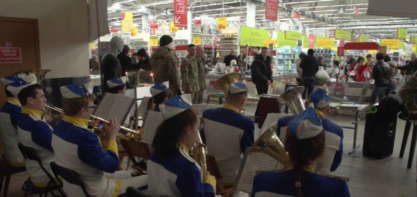 Военкоматы Киева начали вербовать новобранцев в супермаркетах