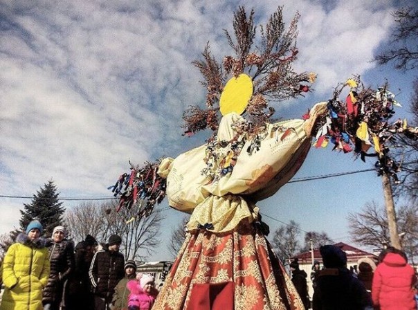 Костёр для чучела, покорение столба и бои на бревне: как в России провожают Масленицу Костёр для чучела, покорение столба и бои на бревне: как в России провожают Масленицу