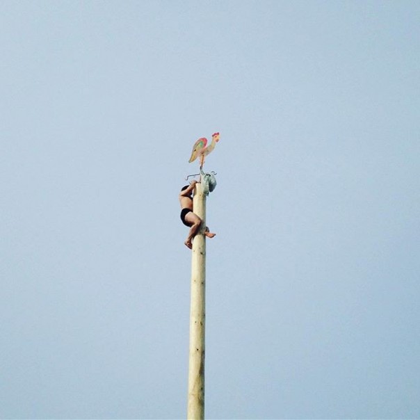 Костёр для чучела, покорение столба и бои на бревне: как в России провожают Масленицу Костёр для чучела, покорение столба и бои на бревне: как в России провожают Масленицу