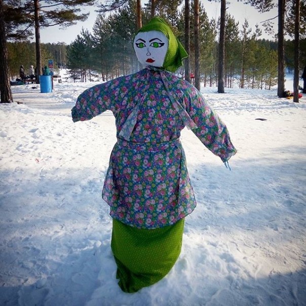 Костёр для чучела, покорение столба и бои на бревне: как в России провожают Масленицу Костёр для чучела, покорение столба и бои на бревне: как в России провожают Масленицу