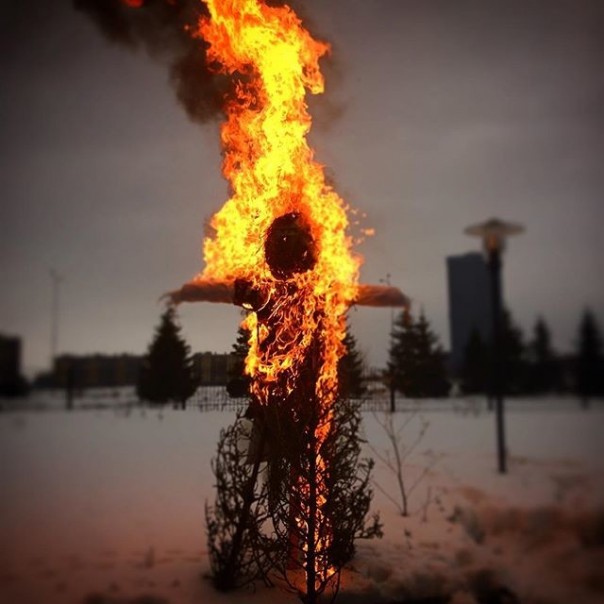 Костёр для чучела, покорение столба и бои на бревне: как в России провожают Масленицу Костёр для чучела, покорение столба и бои на бревне: как в России провожают Масленицу