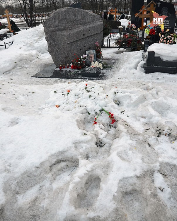 На могилу к Немцову ходит только одна женщина