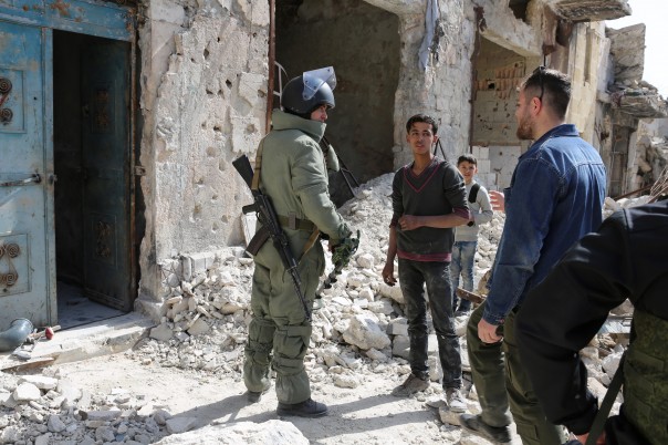 Российские взрывотехники разминировали жилой дом в Алеппо Российские взрывотехники разминировали жилой дом в Алеппо