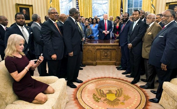 Поза советницы Трампа в Белом доме взбудоражила соцсети