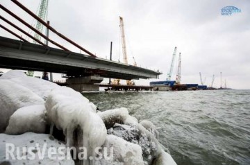 Крымский мост растет: строители сооружают морские пролеты
