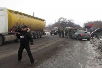 Парасюк «лёг» поперек дороги: херои начали блокаду автомобильных путей в Донбасс