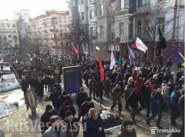«Блокадники Донбасса» пытаются прорвать полицейские кордоны у здания администрации Порошенко