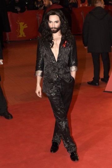 Наряд бородатой Кончиты сравнили с мусорным пакетом