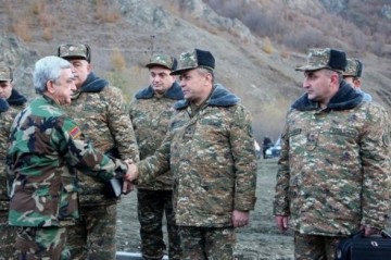Саргсян готовится к мини-войне: армянские войска стягивают в Карабах