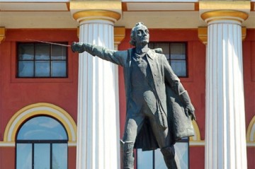 «Злостный коммунист Александр Суворов пытал бандеровцев в НКВД». Вятрович требует снести памятник русскому полководцу