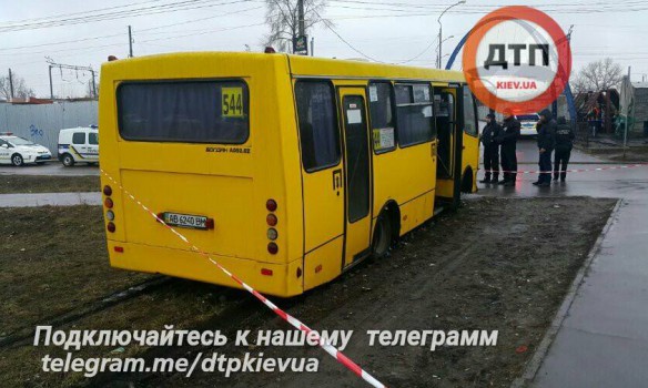 В Киеве мужчина с пистолетом захватил маршрутку и сбежал от полиции, один человек получил ранение В Киеве мужчина с пистолетом захватил маршрутку и сбежал от полиции, один человек получил ранение