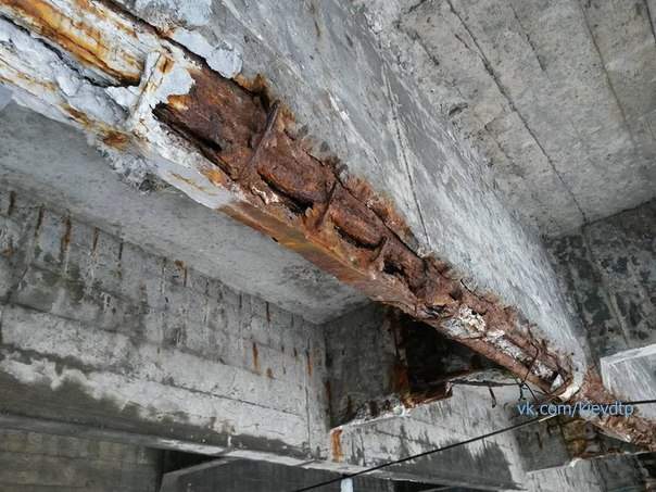 Мост... улица... фонарь... Кличко... фанера... Мост на Святошино в Киеве "надежно" укреплен фанерой Мост... улица... фонарь... Кличко... фанера... Мост на Святошино в Киеве "надежно" укреплен фанерой