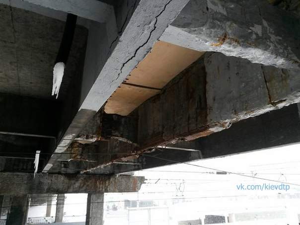 Мост... улица... фонарь... Кличко... фанера... Мост на Святошино в Киеве "надежно" укреплен фанерой Мост... улица... фонарь... Кличко... фанера... Мост на Святошино в Киеве "надежно" укреплен фанерой