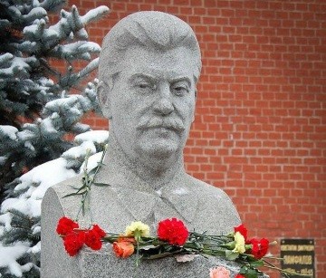 Вот бюст Сталина у кремлевской стены не мироточит.