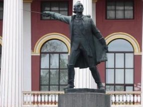 Памятник Суворову собрались демонтировать в лицее им. Богуна