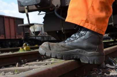 С криками "Слава Украине" радикалы разграбили один из блокированных поездов | В Харькове блокадники устроили потасовку с полицией