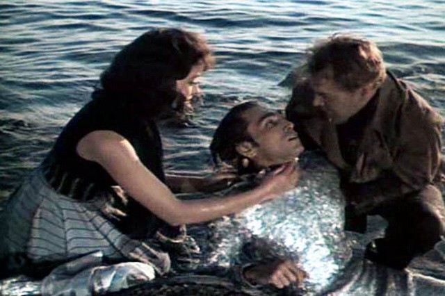 В городе человек амфибия. В городе человек амфибия. Человек амфибия гуттиэре. Коренев ихтиандр. Ихтиандр и гуттиэре.