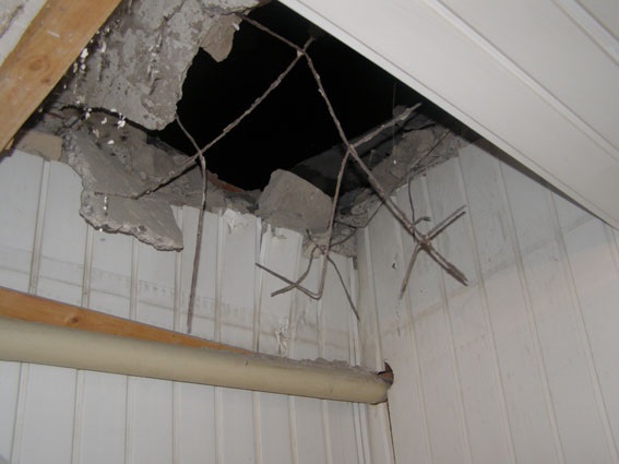 В Ровно из гранатомета обстреляли здание полиции В Ровно из гранатомета обстреляли здание полиции