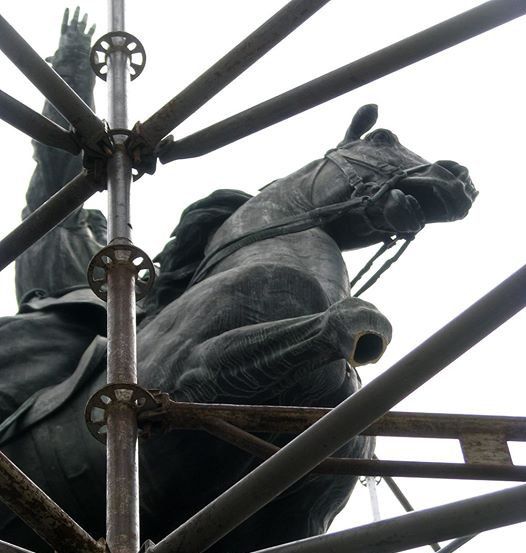 В Киеве вандалы отпилили ногу коню Щорса