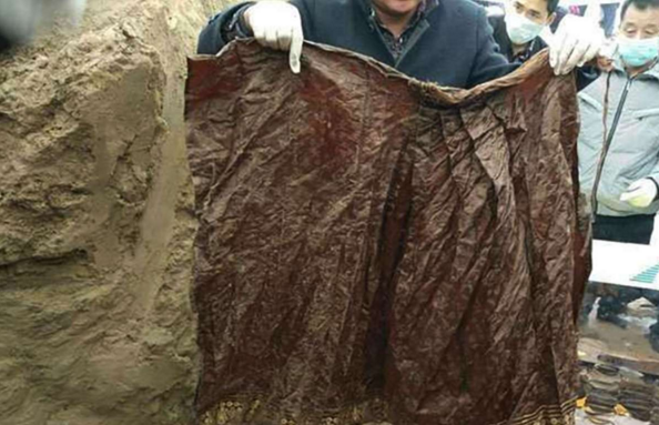 В Китае нашли гробницу с 500-летними мумиями в гробах из хрусталя В Китае нашли гробницу с 500-летними мумиями в гробах из хрусталя