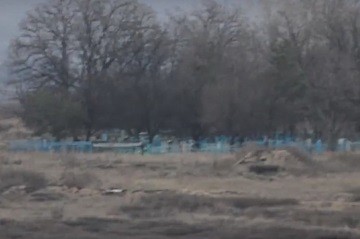 ВСУ под Счастьем вырыли себе окопы прямо на кладбище, видимо, чтобы далеко не хоронить