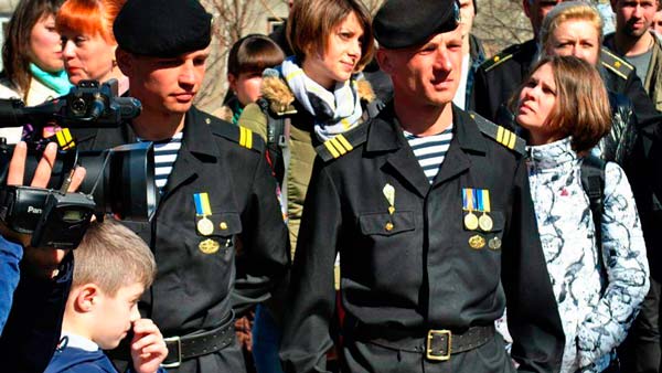 Что ищут украинские каратели у памятника Советским Героям?