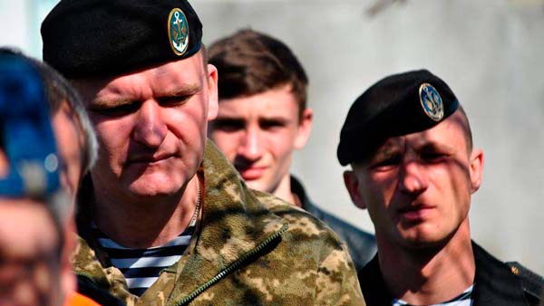 Что ищут украинские каратели у памятника Советским Героям?