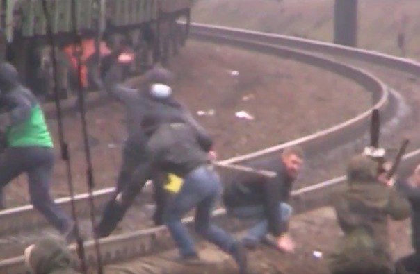 С бензопилой против камней: Появилось видео потасовки на блокпосту хероев "АТО", блокирующих Донбасс