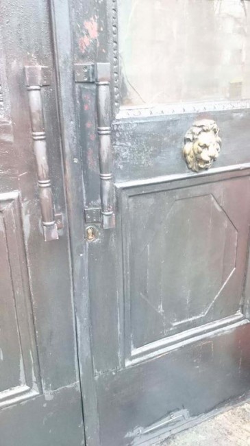 В Киеве неизвестные подожгли двери "института" Вятровича В Киеве неизвестные подожгли двери "института" Вятровича