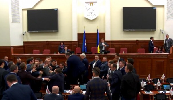 Киевские депутаты подрались после предложения вынести Кличко ногами вперед