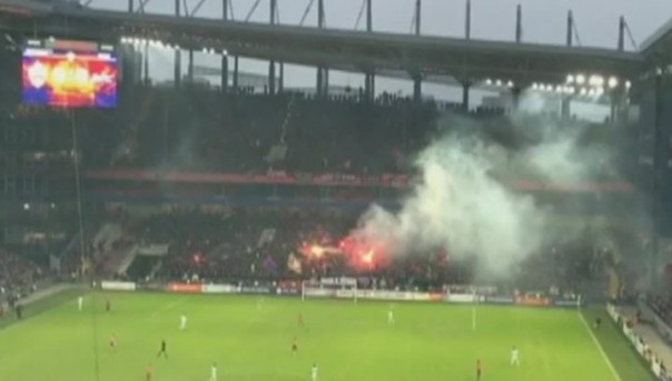 Фанаты "Зенита" и ЦСКА пытались сжечь друг друга на трибуне