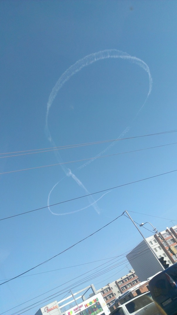 Над Новосибирском военный самолет «нарисовал» огромную «восьмерку» Над Новосибирском военный самолет «нарисовал» огромную «восьмерку»