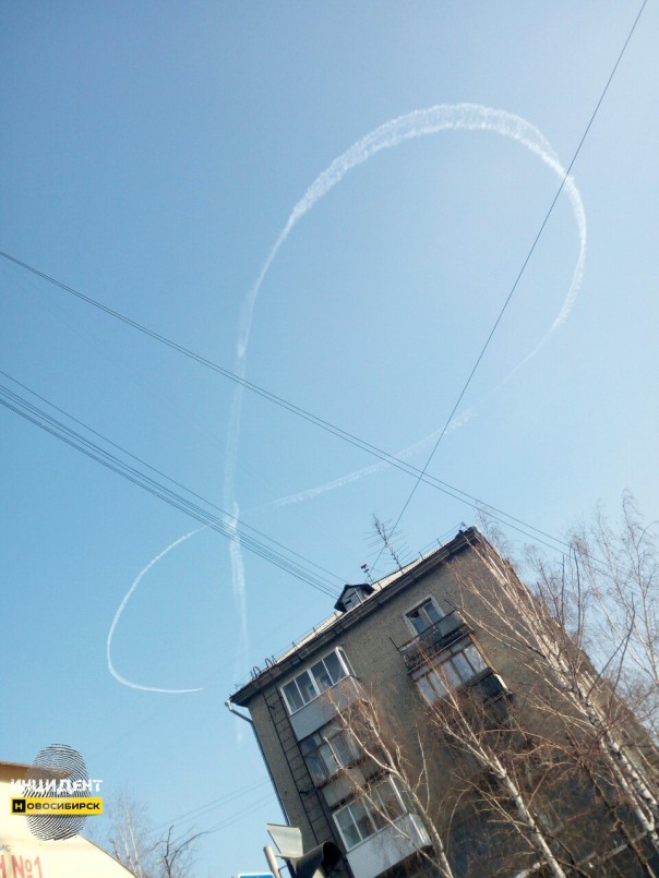 Над Новосибирском военный самолет «нарисовал» огромную «восьмерку» Над Новосибирском военный самолет «нарисовал» огромную «восьмерку»
