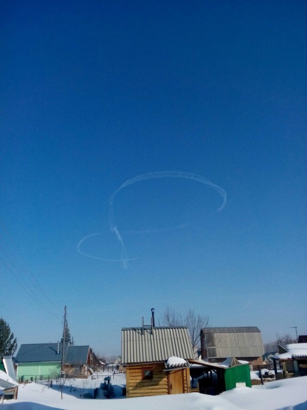 Над Новосибирском военный самолет «нарисовал» огромную «восьмерку» Над Новосибирском военный самолет «нарисовал» огромную «восьмерку»