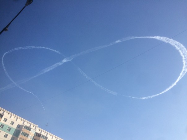 Над Новосибирском военный самолет «нарисовал» огромную «восьмерку» Над Новосибирском военный самолет «нарисовал» огромную «восьмерку»