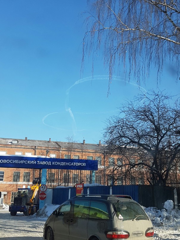 Над Новосибирском военный самолет «нарисовал» огромную «восьмерку» Над Новосибирском военный самолет «нарисовал» огромную «восьмерку»