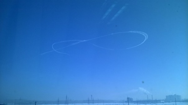 Над Новосибирском военный самолет «нарисовал» огромную «восьмерку» Над Новосибирском военный самолет «нарисовал» огромную «восьмерку»